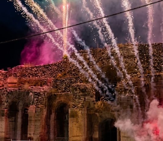 Fuochi d’artificio al Teatro Romano, è polemica