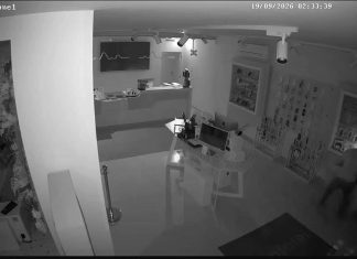 Montesarchio, furto in un negozio di telefonia: rubati smartphone e accessori, la rabbia dei titolari