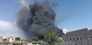 Maxi incendio Airola, allarme in tutta la valle Caudina: primi rilievi dell’Arpac, pronto un laboratorio mobile sul posto