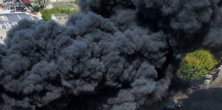A fuoco deposito di rifiuti ad Airola, torna la paura