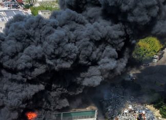 A fuoco deposito di rifiuti ad Airola, torna la paura