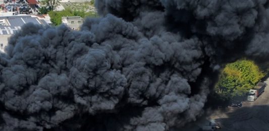 A fuoco deposito di rifiuti ad Airola, torna la paura