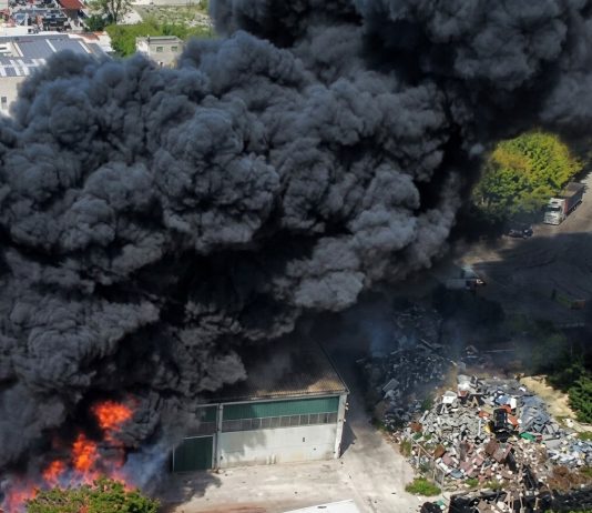 A fuoco deposito di rifiuti ad Airola, torna la paura