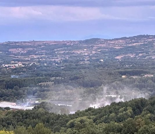 Nuovo incendio all’impianto di compostaggio di Sassinoro: rogo domato, ma serve bonifica