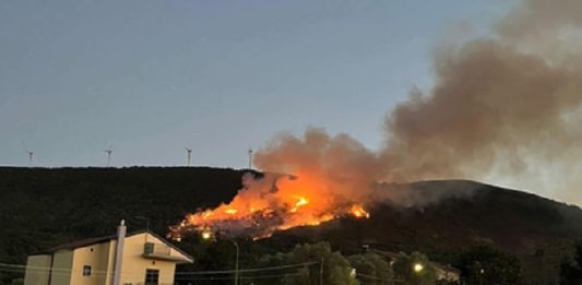 Vasto incendio a Sant’Agata de’ Goti, intervengono gli elicotteri
