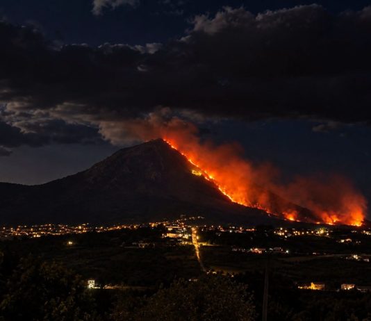 Brucia la Dormiente del Sannio: due incendi quasi simultanei a Foglianise e in valle Caudina, canadair in azione