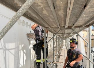 Cade da un’impalcatura, operaio 57enne lotta per la vita