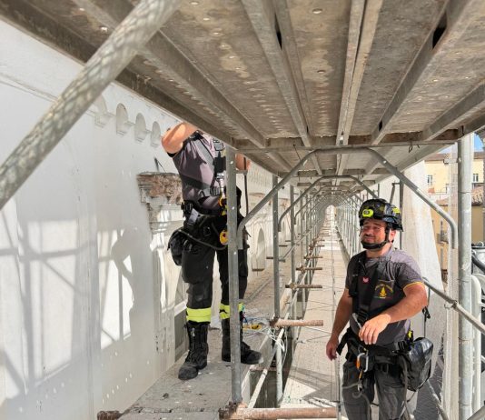 Cade da un’impalcatura, operaio 57enne lotta per la vita