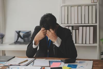 lavoratore_stressato_canva