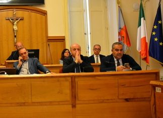 Respinte le dimissioni di Parente, la maggioranza compatta: “L’inchiesta non tocca la politica, si va avanti”