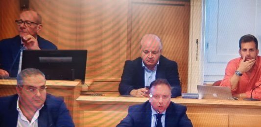 Miasmi, alta tensione in Consiglio. Picucci: “Siamo stati vigili”. Le opposizioni: “Vogliamo risposte”