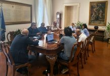 Crisi commercio, il Comune tende la mano: una navetta per incentivare l’accesso in centro, ok a flessibilità sosta