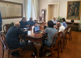 Crisi commercio, il Comune tende la mano: una navetta per incentivare l’accesso in centro, ok a flessibilità sosta