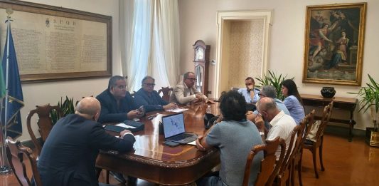 Crisi commercio, il Comune tende la mano: una navetta per incentivare l’accesso in centro, ok a flessibilità sosta