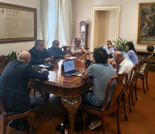 Crisi commercio, il Comune tende la mano: una navetta per incentivare l’accesso in centro, ok a flessibilità sosta