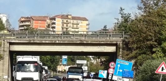 Scendono in strada gli agricoltori: “Piccole aziende a rischio”. Rimosso blocco tir sulla Telesina