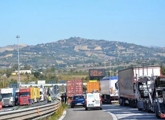 La protesta degli autotrasportatori arriva nel Sannio, blocchi sull’Appia e a Castel del Lago: “Così non possiamo andare avanti”