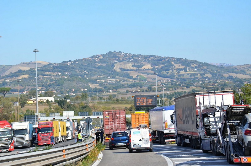 blocco tir autotrasportatori