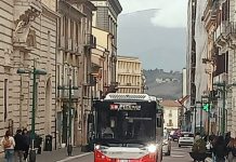 Bus lungo corso Garibaldi, servizio al via: l’iniziativa continua a dividere