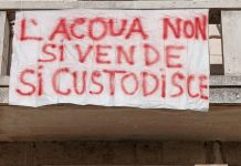 Striscioni davanti al Municipio di Cusano Mutri: “L’acqua non si vende”