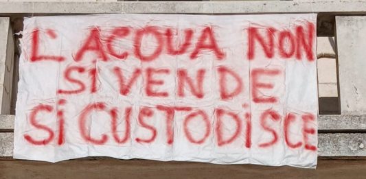 Striscioni davanti al Municipio di Cusano Mutri: “L’acqua non si vende”