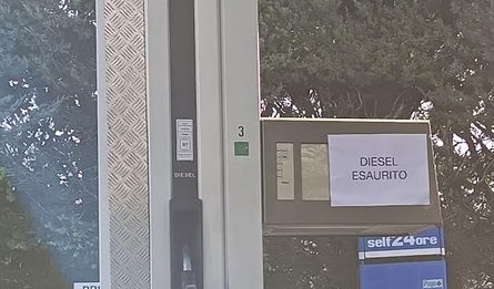 Scaffali ancora vuoti, ai distributori solo gpl e metano