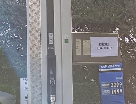 distributore carburanti