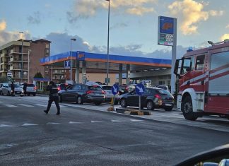 Carburanti, autocisterna in città scortata dalla Polizia: caos e traffico in via Nenni