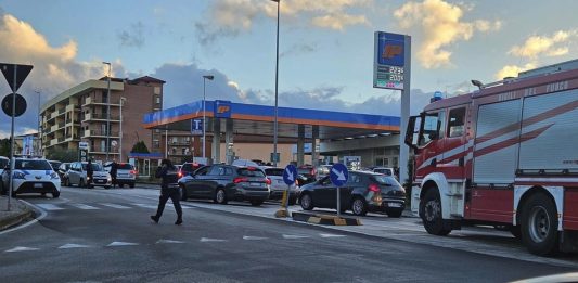 Carburanti, autocisterna in città scortata dalla Polizia: caos e traffico in via Nenni