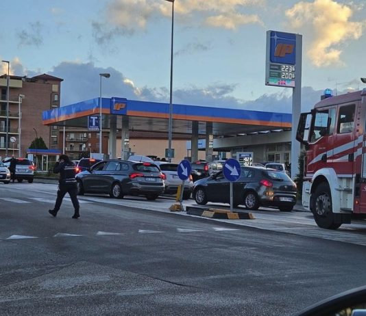 Carburanti, autocisterna in città scortata dalla Polizia: caos e traffico in via Nenni