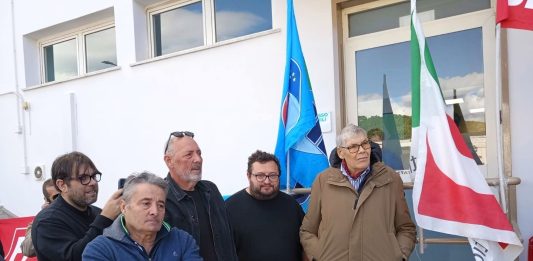 Tre licenziamenti alla Gepos, presidio dei lavoratori: “Si apra il confronto”