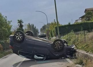 Perde il controllo dell’auto, finisce contro un muretto e si ribalta: ferito 55enne