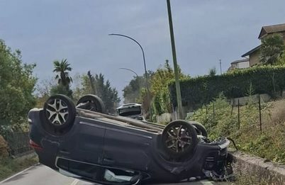 Perde il controllo dell’auto, finisce contro un muretto e si ribalta: ferito 55enne