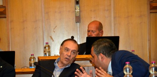 Mastella e De Pierro: “Impossibile sospendere dirigenti indagati”. L’opposizione: “Misure pilatesche”