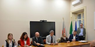 L’opposizione presenta dossier di 16 punti per motivare la sfiducia a Mastella: «Ha fallito su tutti i fronti, per dignità dovrebbe lasciare»
