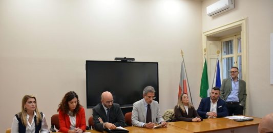 L’opposizione presenta dossier di 16 punti per motivare la sfiducia a Mastella: «Ha fallito su tutti i fronti, per dignità dovrebbe lasciare»
