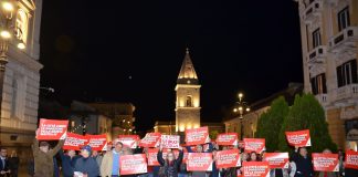 “La città vuole le dimissioni di Mastella”: il corteo delle opposizioni fino alla Prefettura