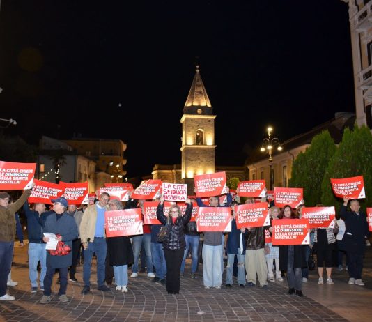 “La città vuole le dimissioni di Mastella”: il corteo delle opposizioni fino alla Prefettura