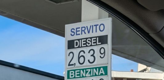 Torna la disponibilità di carburanti, ma i prezzi sono alle stelle: il diesel tocca i 2,63 euro a litro