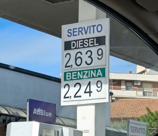 Torna la disponibilità di carburanti, ma i prezzi sono alle stelle: il diesel tocca i 2,63 euro a litro