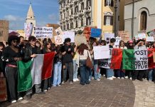 In piazza anche gli studenti: “Meno armi, più risorse per la scuola”