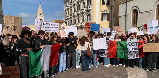 In piazza anche gli studenti: “Meno armi, più risorse per la scuola”