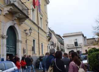 Questione mensa, sit in dei genitori a Palazzo Mosti: “Dubbi su soluzione in pochi giorni”