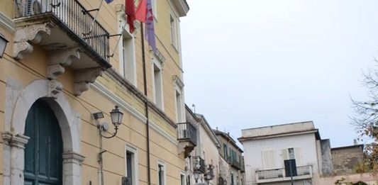 Questione mensa, sit in dei genitori a Palazzo Mosti: “Dubbi su soluzione in pochi giorni”