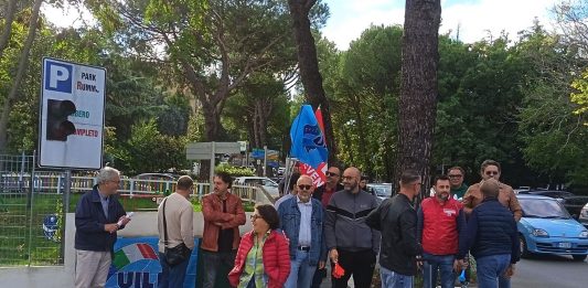 “Turni massacranti e niente parcheggi”, al ‘San Pio’ sit in di protesta dei lavoratori