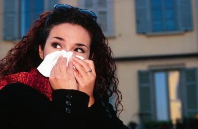 Raffreddore che non passa, cosa fare: esperto svela le cause dei sintomi infiniti