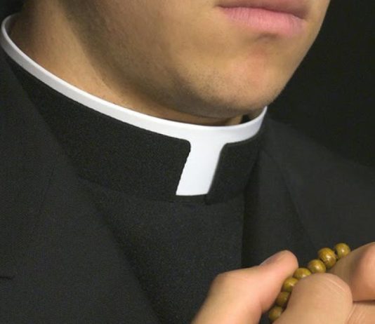 Sacerdote trasferito, il caso che agita Ceppaloni: alla base ci sarebbe una relazione sentimentale