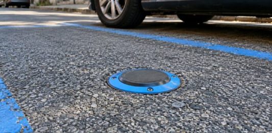 Strisce blu, arrivano i sensori intelligenti per le auto in sosta
