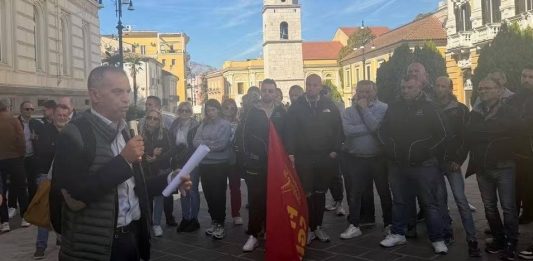 Vicenda Ficomirrors, spiragli dal vertice in Prefettura: l’azienda apre alla riconversione produttiva